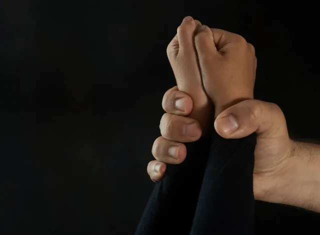 متنازعہ عمر کی دستاویزات نے لڑکی کی تحویل پر تشویش کو مزید گہرا کر دیا ہے۔