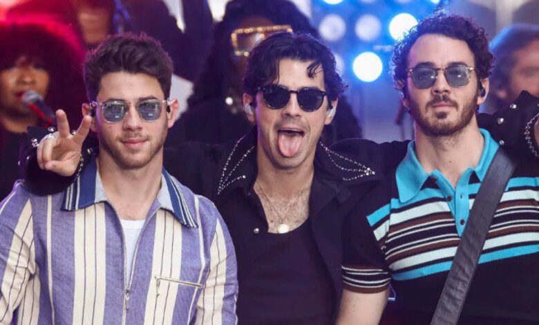 Jonas Brothers 2025 کے بڑے پیمانے پر رن ​​کے لیے ‘Burning Up’ ٹور واپس لے آئے