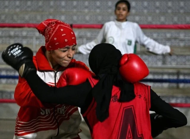 پاکستان کی لڑکیاں باکسنگ رنگ میں اپنی جگہ کے لیے لڑ رہی ہیں۔ پاکستان کی لڑکیاں باکسنگ رنگ میں اپنی جگہ کے لیے لڑ رہی ہیں۔