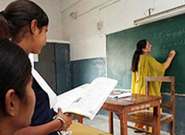 خواتین ایجوکیشن آفیسرز پروموشن کی منتظر ہیں۔ خواتین ایجوکیشن آفیسرز پروموشن کی منتظر ہیں۔