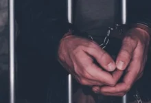 خاتون کے چھلانگ لگانے کے بعد موٹر سائیکل سوار کو پکڑ لیا گیا۔