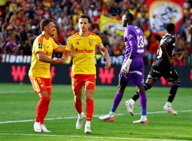 Thauvin ڈبل لینس Auxerre کو مارنے میں مدد کرتا ہے۔