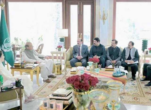 نواز نے سیاسی مصروفیات کا از سر نو جائزہ لیا۔ نواز نے سیاسی مصروفیات کا از سر نو جائزہ لیا۔