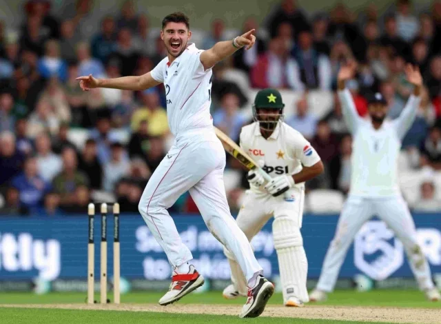 ہیڈنگلے میں پہلے دن بارش سے متاثرہ انگلینڈ نے کنٹرول سنبھال لیا۔