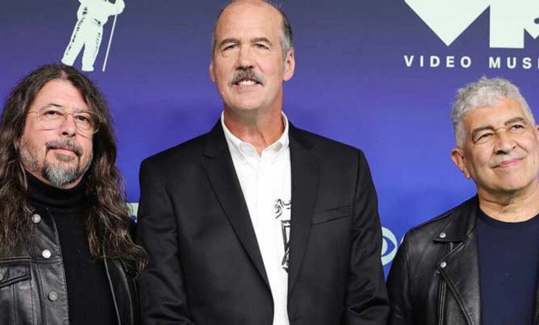 MTV VMAs میں اعلیٰ انعام حاصل کرنے کے بعد Nirvana کے اراکین نے مرحوم گلوکار کرٹ کوبین کو خراج تحسین پیش کیا
