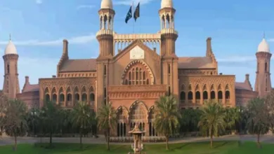 لاہور ہائیکورٹ نے آف لوڈ طالب علم کی درخواست پر اہلکار کو طلب کر لیا۔