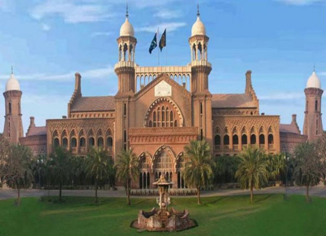 لاہور ہائیکورٹ نے آف لوڈ طالب علم کی درخواست پر اہلکار کو طلب کر لیا۔