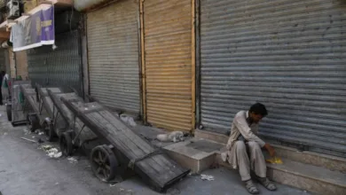سڑکوں کی بندش سے یومیہ اجرت والے مزدور بے روزگار ہو جاتے ہیں۔ سڑکوں کی بندش سے یومیہ اجرت والے مزدور بے روزگار ہو جاتے ہیں۔