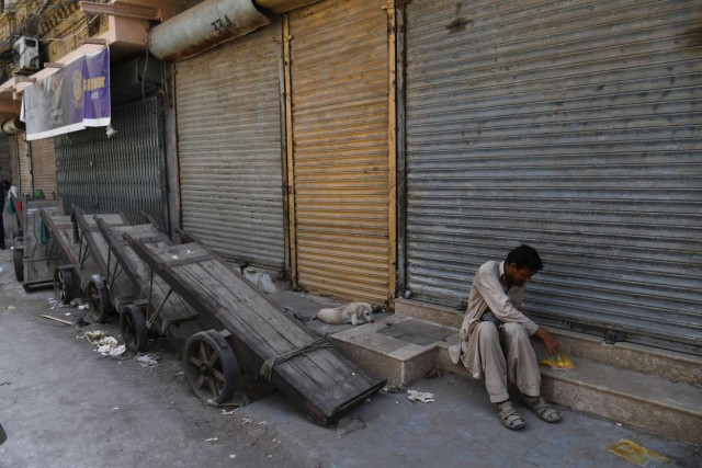 سڑکوں کی بندش سے یومیہ اجرت والے مزدور بے روزگار ہو جاتے ہیں۔ سڑکوں کی بندش سے یومیہ اجرت والے مزدور بے روزگار ہو جاتے ہیں۔