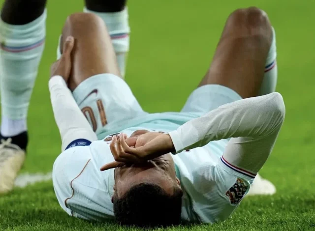 Mbappe دو ہفتے یا اس سے زیادہ کے لیے باہر Mbappe دو ہفتے یا اس سے زیادہ کے لیے باہر