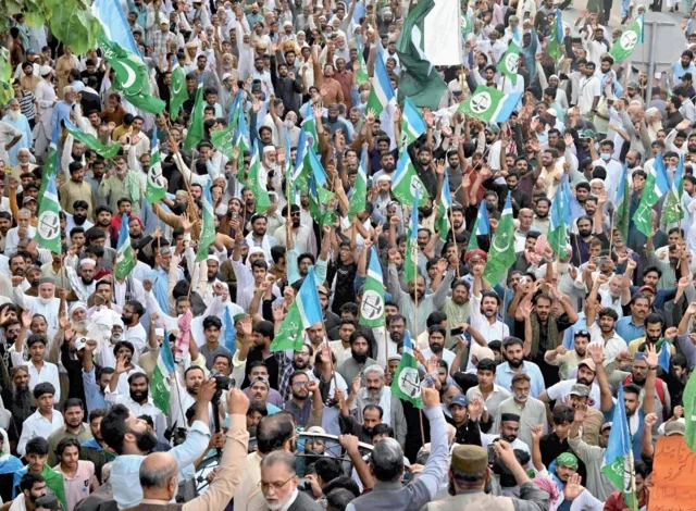 حکومت مظاہرین کی کب سنتی ہے؟