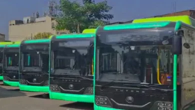 ای بس میں تاخیر، مسافروں کی بھیڑ پریشانی