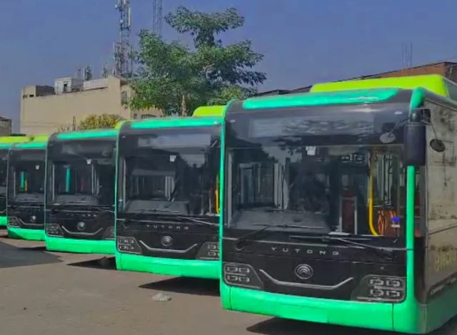 ای بس میں تاخیر، مسافروں کی بھیڑ پریشانی ای بس میں تاخیر، مسافروں کی بھیڑ پریشانی