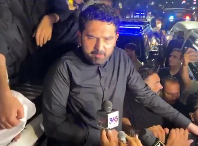 کے پی کے وزیراعلیٰ نے پولیس کی بھاری تعیناتی کے درمیان لاہور اسٹریٹ موومنٹ کے دوسرے دن کی قیادت کی۔ کے پی کے وزیراعلیٰ نے پولیس کی بھاری تعیناتی کے درمیان لاہور اسٹریٹ موومنٹ کے دوسرے دن کی قیادت کی۔