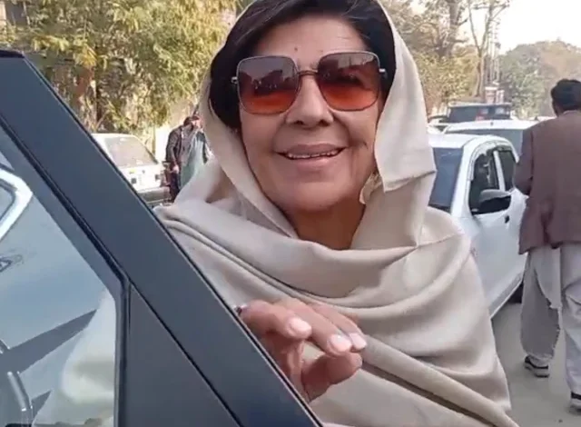 پی ٹی آئی کا الزام ہے کہ علیمہ خان کو لاہور میں گرفتار کیا گیا ہے۔ پی ٹی آئی کا الزام ہے کہ علیمہ خان کو لاہور میں گرفتار کیا گیا ہے۔