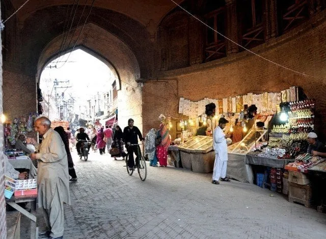 فنڈز کی کمی نے لاہور شہر کی بحالی کو سست کر دیا۔