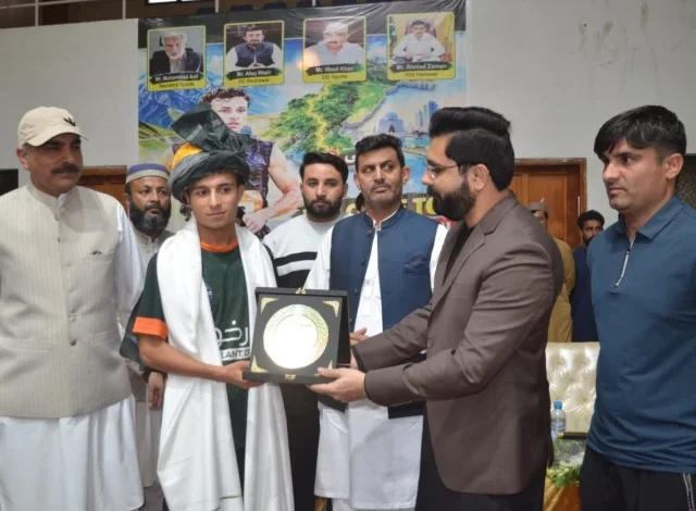 مسعود خان نے 24 دنوں میں 1,850 کلومیٹر پشاور تا کراچی رن مکمل کی۔