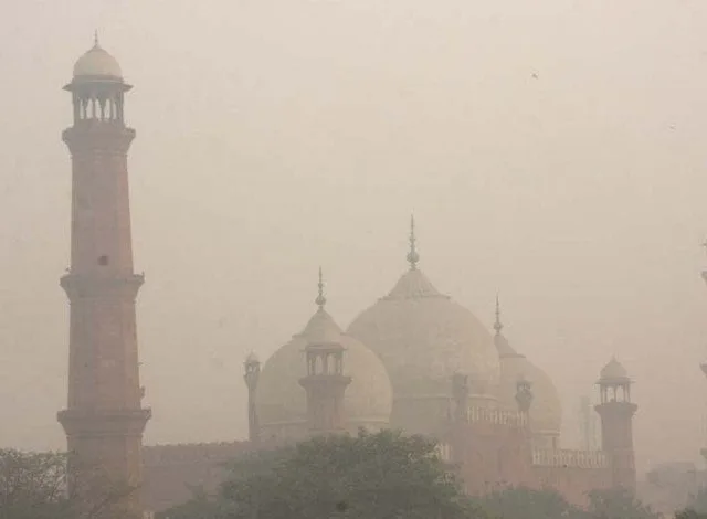 پنجاب کے آلودہ آسمانوں کو بہت کم مہلت ملتی ہے۔