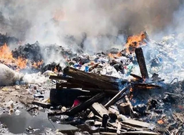 سموگ پر قابو پانے کے لیے کچرے کو جلانے پر پابندی لگا دی گئی۔ سموگ پر قابو پانے کے لیے کچرے کو جلانے پر پابندی لگا دی گئی۔