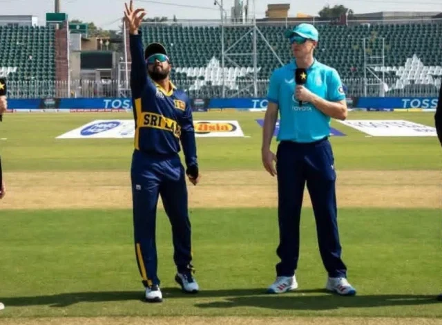 سری لنکا نے سہ ملکی ون ڈے سیریز میں انگلینڈ کے خلاف باؤلنگ کرنے کا انتخاب کیا ہے۔
