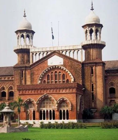 لاہور ہائیکورٹ نے قتل کیس میں عمر قید کی سزا پانے والے شخص کو بری کر دیا۔ لاہور ہائیکورٹ نے قتل کیس میں عمر قید کی سزا پانے والے شخص کو بری کر دیا۔