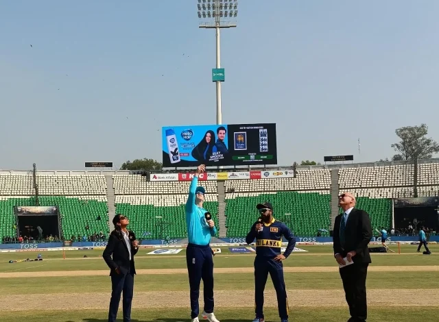 سری لنکا نے انگلینڈ کے خلاف پہلے باؤلنگ کا انتخاب کیا۔ سری لنکا نے انگلینڈ کے خلاف پہلے باؤلنگ کا انتخاب کیا۔