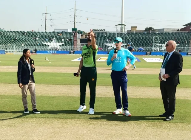 انگلینڈ نے سہ ملکی ون ڈے سیریز میں پاکستان کے خلاف باؤلنگ کا انتخاب کیا ہے۔