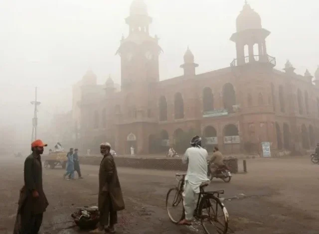 لاہور دنیا بھر میں دوسرے نمبر پر ہے کیونکہ پنجاب بھر میں فضائی آلودگی برقرار ہے۔ لاہور دنیا بھر میں دوسرے نمبر پر ہے کیونکہ پنجاب بھر میں فضائی آلودگی برقرار ہے۔
