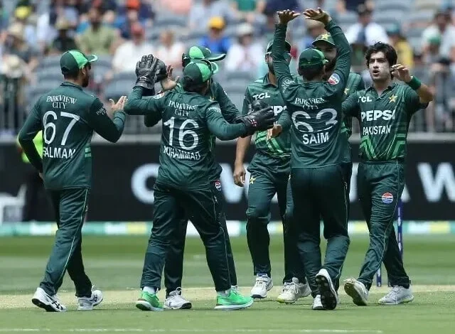 پاکستانی ستارے ون ڈے کرکٹ کے موڑ اور موڑ کا مزہ لیتے ہیں۔
