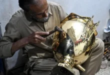 پاکستان کے آخری نوادرات کو بحال کرنے والے پرانے خزانوں کو نئی زندگی دیتے ہیں۔