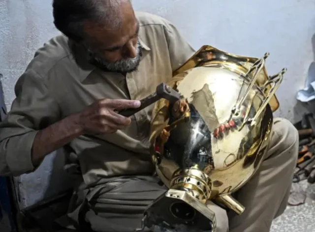 پاکستان کے آخری نوادرات کو بحال کرنے والے پرانے خزانوں کو نئی زندگی دیتے ہیں۔ پاکستان کے آخری نوادرات کو بحال کرنے والے پرانے خزانوں کو نئی زندگی دیتے ہیں۔