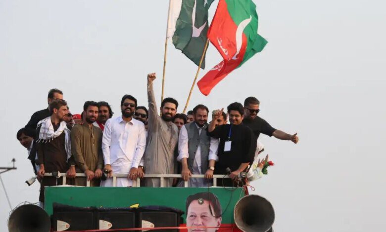 ‘آفریدی، ان کی کابینہ کے کچھ ارکان کو احتیاطی تحویل میں لے لیا گیا ہے،’ طلال نے تصدیق کی ‘آفریدی، ان کی کابینہ کے کچھ ارکان کو احتیاطی تحویل میں لے لیا گیا ہے،’ طلال نے تصدیق کی