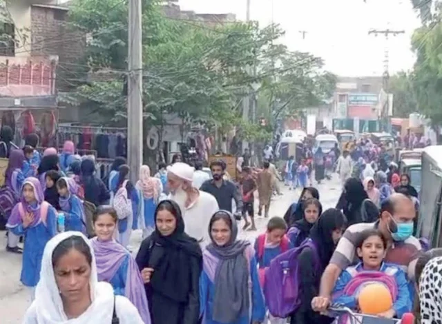 سکول کا راستہ لڑکیوں کے لیے خطرناک ہو گیا ہے۔ سکول کا راستہ لڑکیوں کے لیے خطرناک ہو گیا ہے۔
