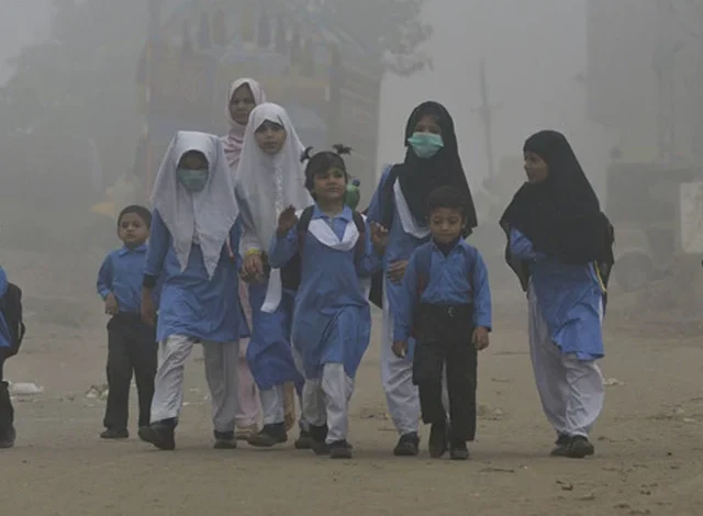 سموگ پر قابو پانے کے لیے اسکول کارپولنگ پر زور دیا گیا۔