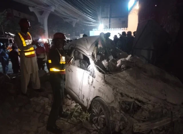 ملتان میں تیز رفتار کار الٹنے سے 5 نوجوان جاں بحق، آگ لگ گئی۔