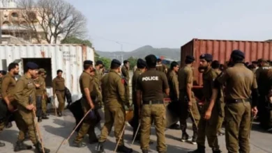 پولیس کی واپسی کے درمیان فسادات کی فورس برقرار رہی پولیس کی واپسی کے درمیان فسادات کی فورس برقرار رہی